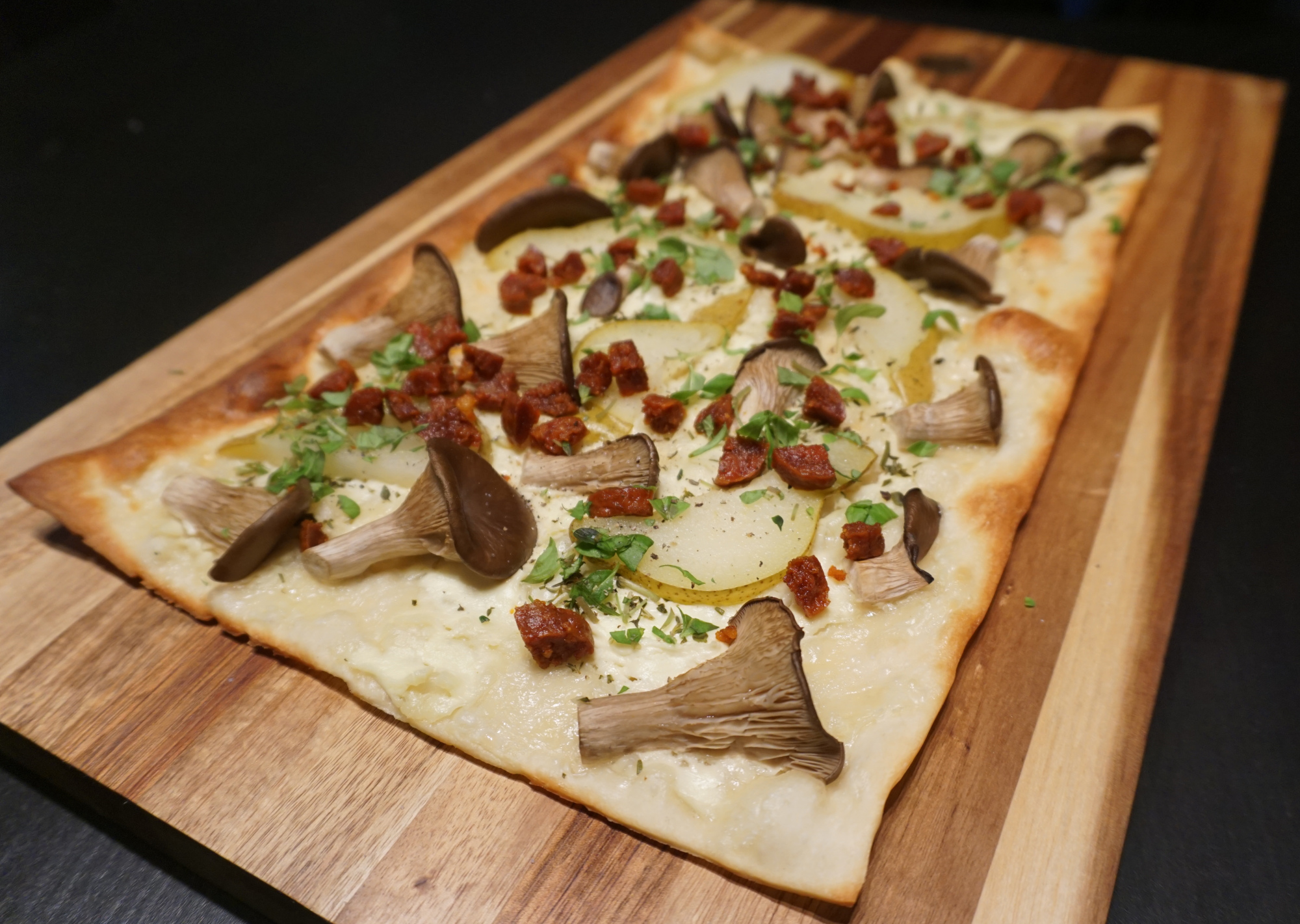 Read more about the article Flammkuchen mit Austernpilze, Birne und Chorizo